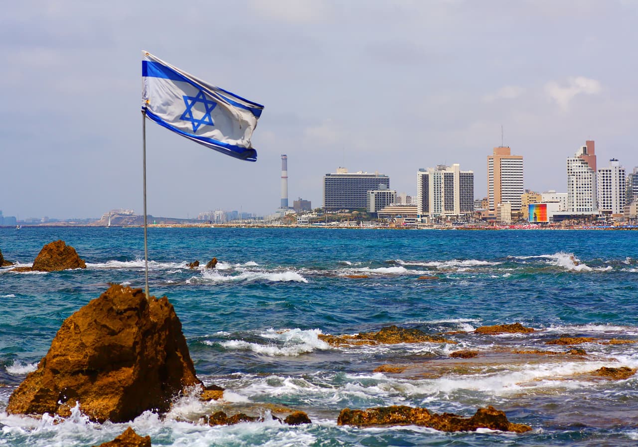 <b>Puesto 1. Tel Aviv (Israel)</b>
<br>
<br>
<b>Indice WCOL: 106</b>
<br>
<br>Esta ciudad israelí subió desde el quinto lugar que tenía el año pasado y ahora encabeza esta lista por primera vez en la historia. Llegó a ser la ciudad más costosa del mundo principalmente porque su moneda (el shekel) ha subido de valor, lo que encarece los costos locales cuando se traducen a dólares estadounidenses.
<br>
<br>Los precios en la ciudad aumentaron de manera significativa en las categorías ‘canasta de la compra’, ‘artefactos domésticos’, ‘cuidado personal’, ‘recreación’, y ‘transporte’.