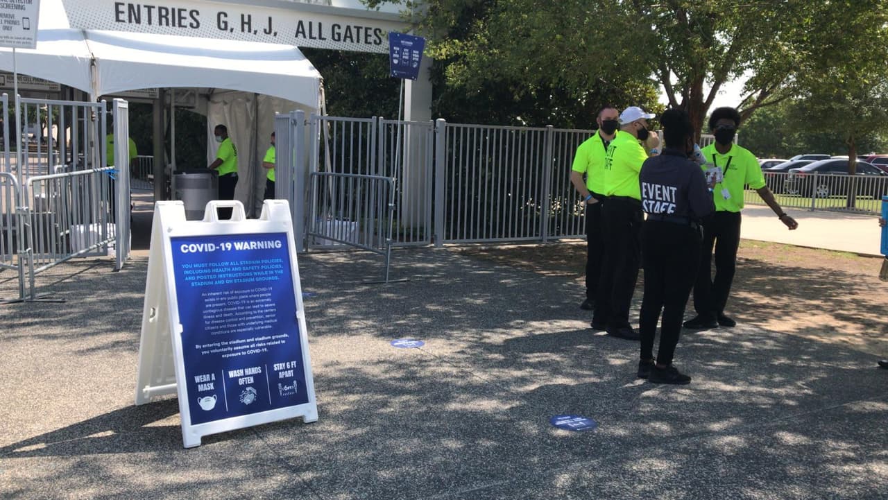 Personal del estadio estuvo monitoreando en todo momento, en cada uno de los 15 accesos, que se respetaran las medidas de seguridad implementadas para evitar o minimizar los casos de contagio por el coronavirus.
<br>