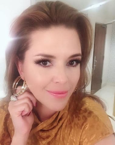 En 2011 la actriz confirmó, por medio de Twitter, que había terminado su relación con el ingeniero civil Jorge Ortiz, con quien sostuvo un noviazgo durante siete meses.