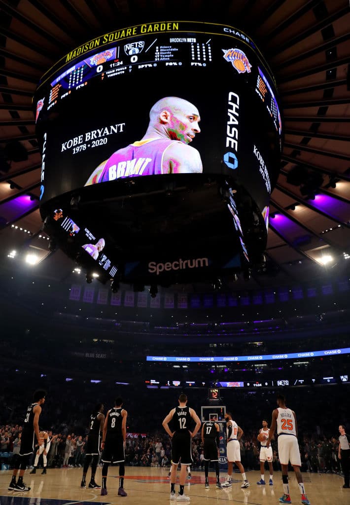 El Madison Square Garden se vistió de morado y amarillo, así como previo al partido entre los New York Knicks y los Brooklyn Nets guardaron 24 segundos de silencio en honor a Kobe.