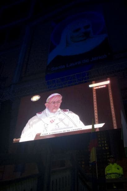 Por eso todos, a través de la pantalla gigante que está en la catedral de Nuestra Señora de las Mercedes, o desde sus casas, esperaron las 02:00 horas locales del domingo (7:00 GMT) para observar cómo el papa Francisco llevó a los Altares a la Santa Madre Laura de Jericó.