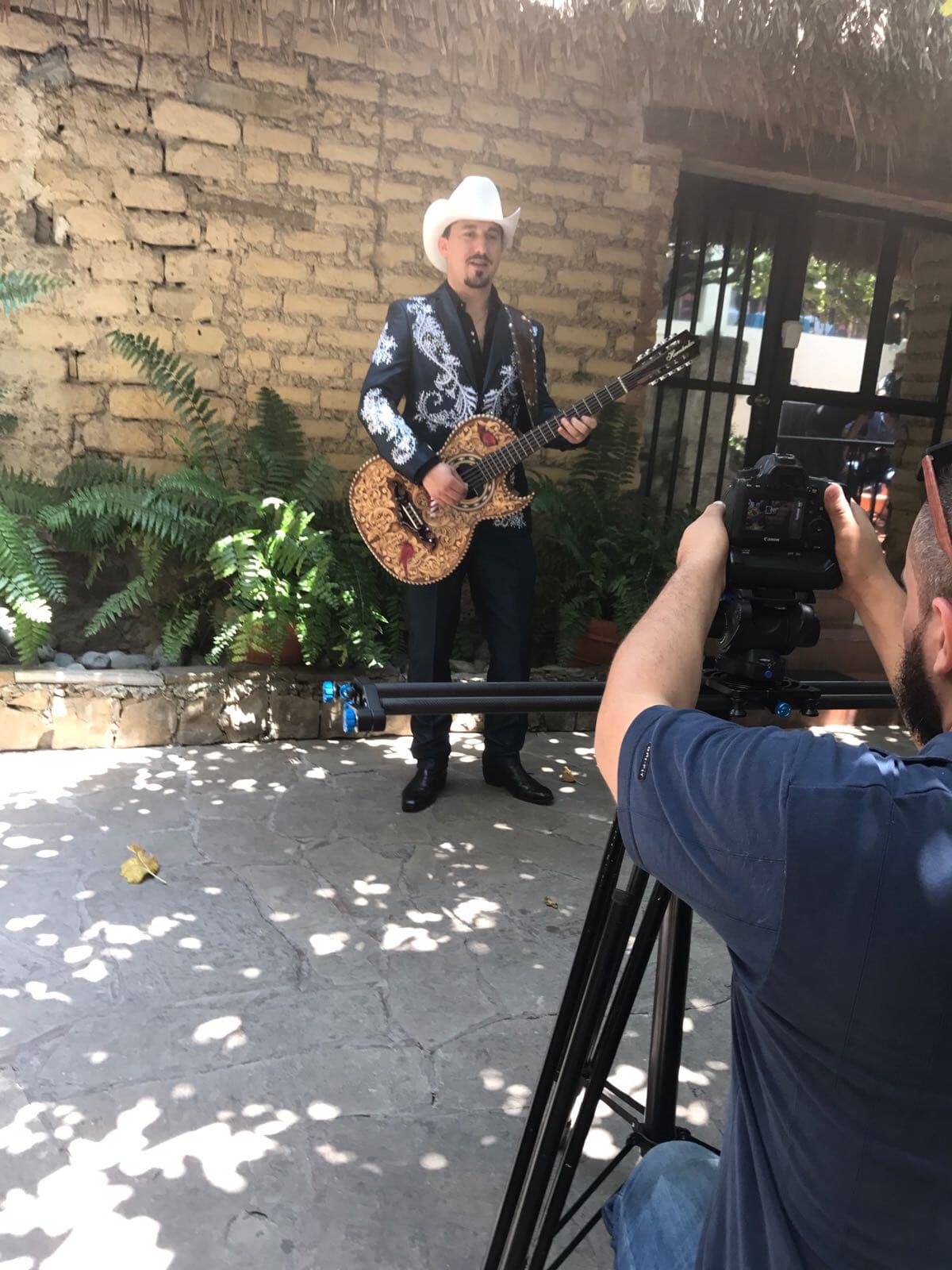 Además de 'Complemento perfecto', el disco 'Un aviso del cielo' incluye otros nueve temas y salió apenas el pasado 9 de junio.