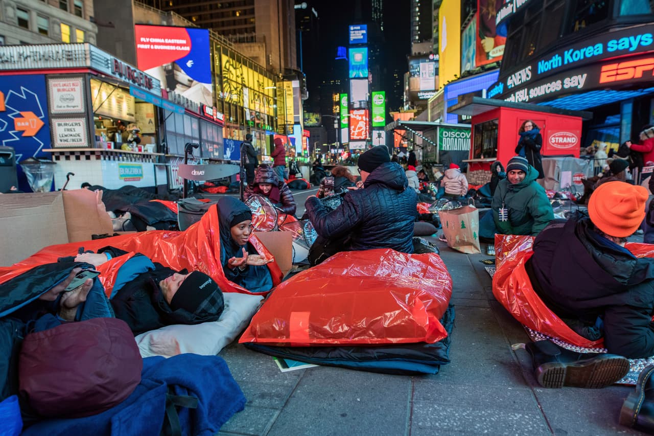 Cientas de personas batallaron contra el frío este sábado para el "Big Sleep Out" en Times Square