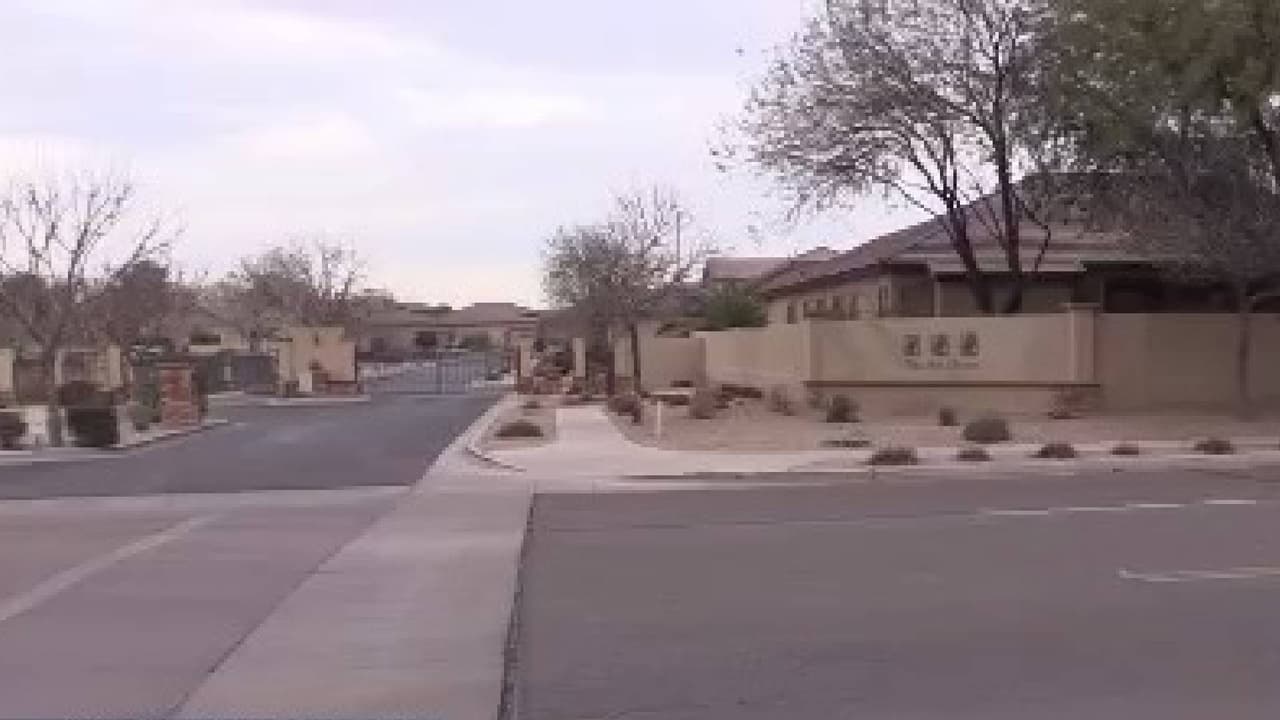 “Nosotros sabemos que la mujer estaba durmiendo, en el cuarto que la camioneta dio, ella tuvo golpes, pero no necesitaba ir a hospital”, dijo el sargento Randy Stewart, de la policía de Glendale
<br>