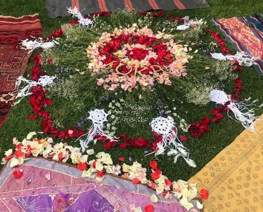 A través de su perfil de Instagram, la actriz de 30 años de edad compartió con sus seguidores la noticia de la sorpresa que le habían preparado tanto su hermana Marimar Vega, como algunas amigas cercanas.