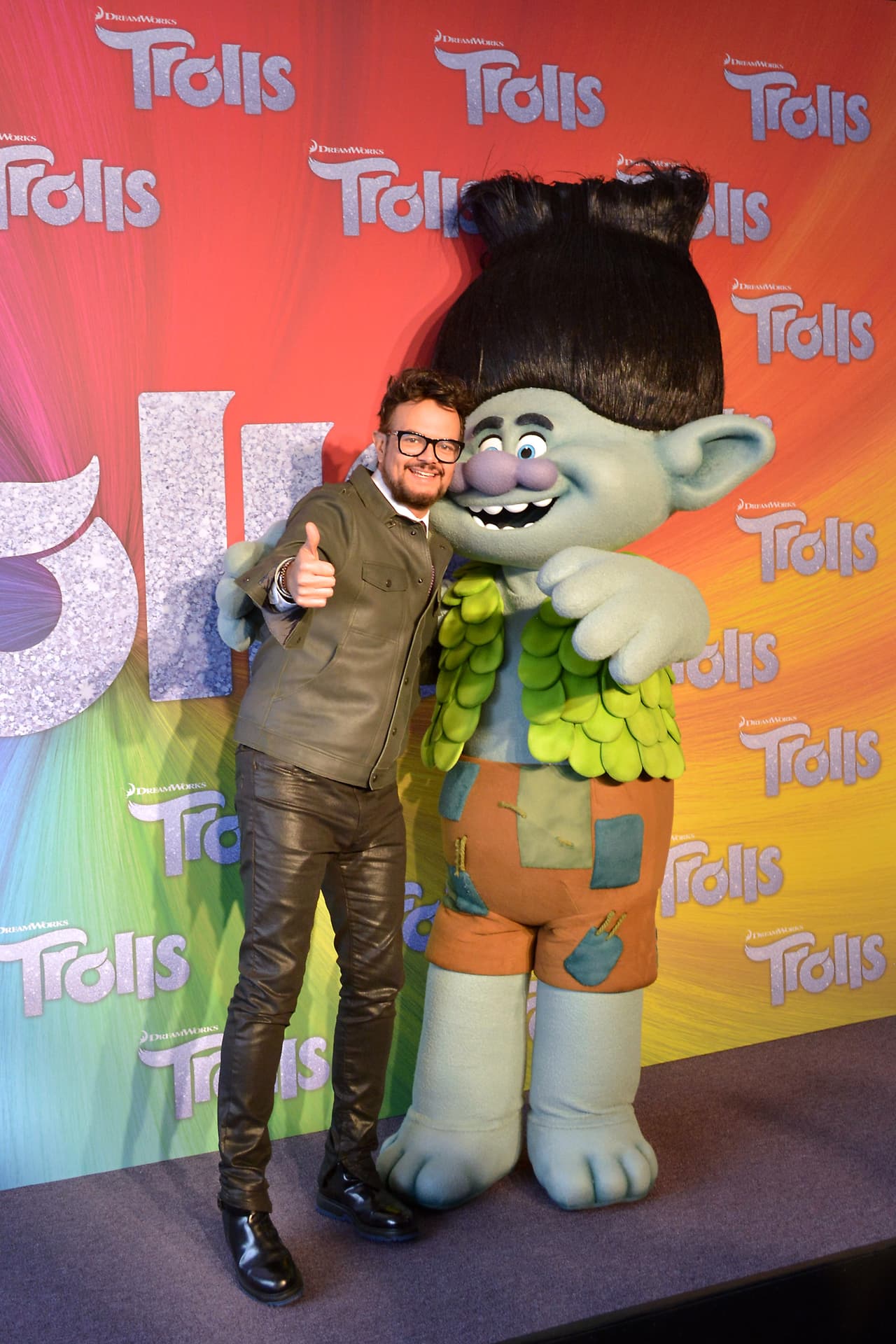 Syntek también posó junto a su curioso personaje.