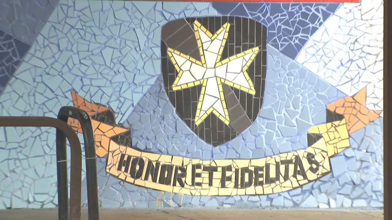 La obra mural fue develada en la estación Healy, luego de que se inaugurara la nueva estación.