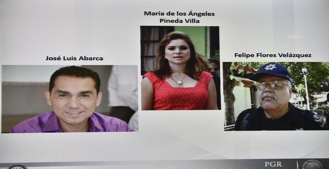 Imagen tomada de una pantalla en una rueda de prensa sobre el caso Ayotzinapa. El alcalde, su esposa y el jefe policial de Iguala.