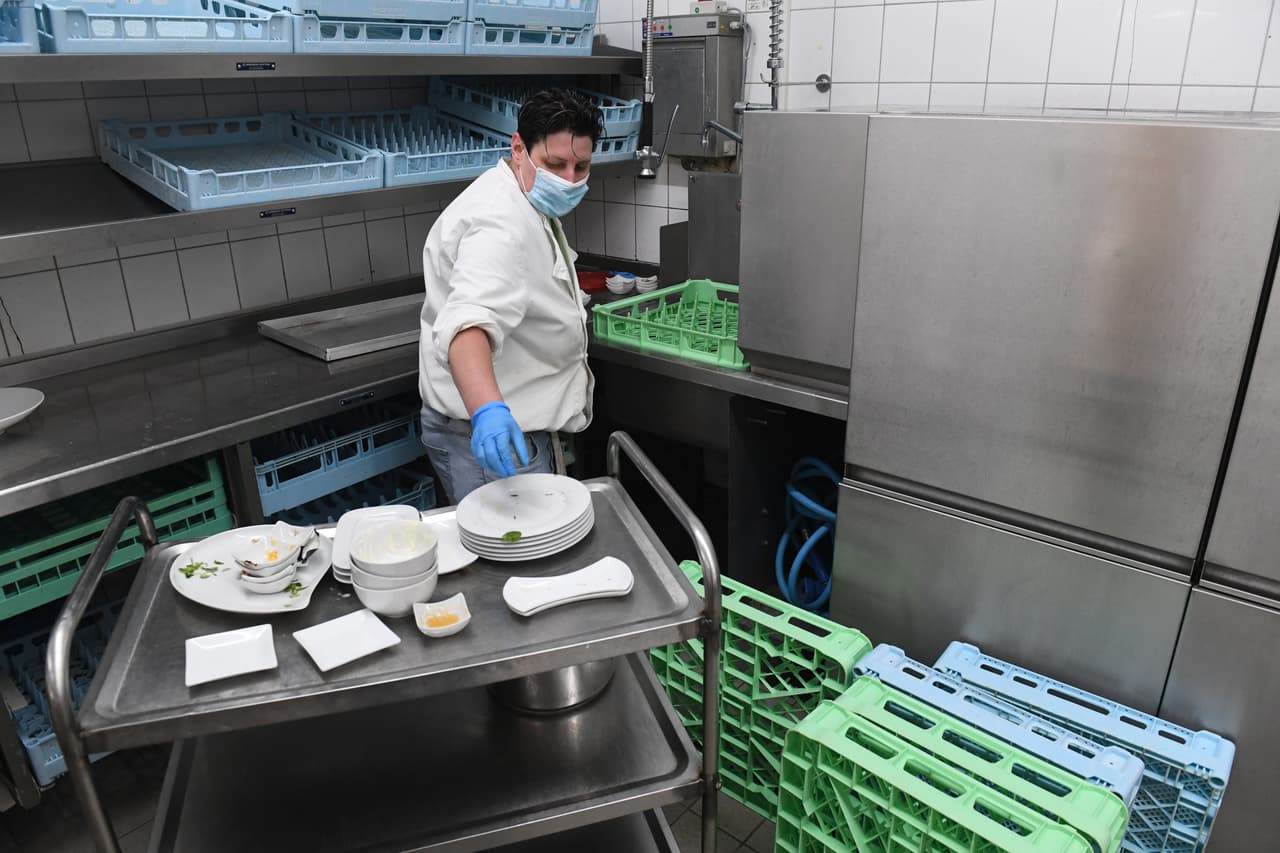 <b>Lavaplatos</b>
<br>
<b>Descripción del trabajo:</b> Limpiar los platos, la cocina, el equipo de preparación de alimentos o los utensilios.
<br>
<b>Salario anual:</b> $30.630
<br>
<b>Experiencia: </b>Sin credencial de educación formal