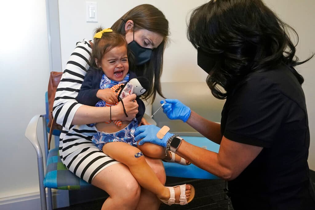 Según el portal de UCLA Heath: “La vacuna Pfizer está autorizada para niños de 6 meses a 4 años, se aplica en tres dosis. Las dos dosis iniciales se administran con tres semanas de diferencia. La tercera dosis se administra al menos ocho semanas después de la segunda dosis.