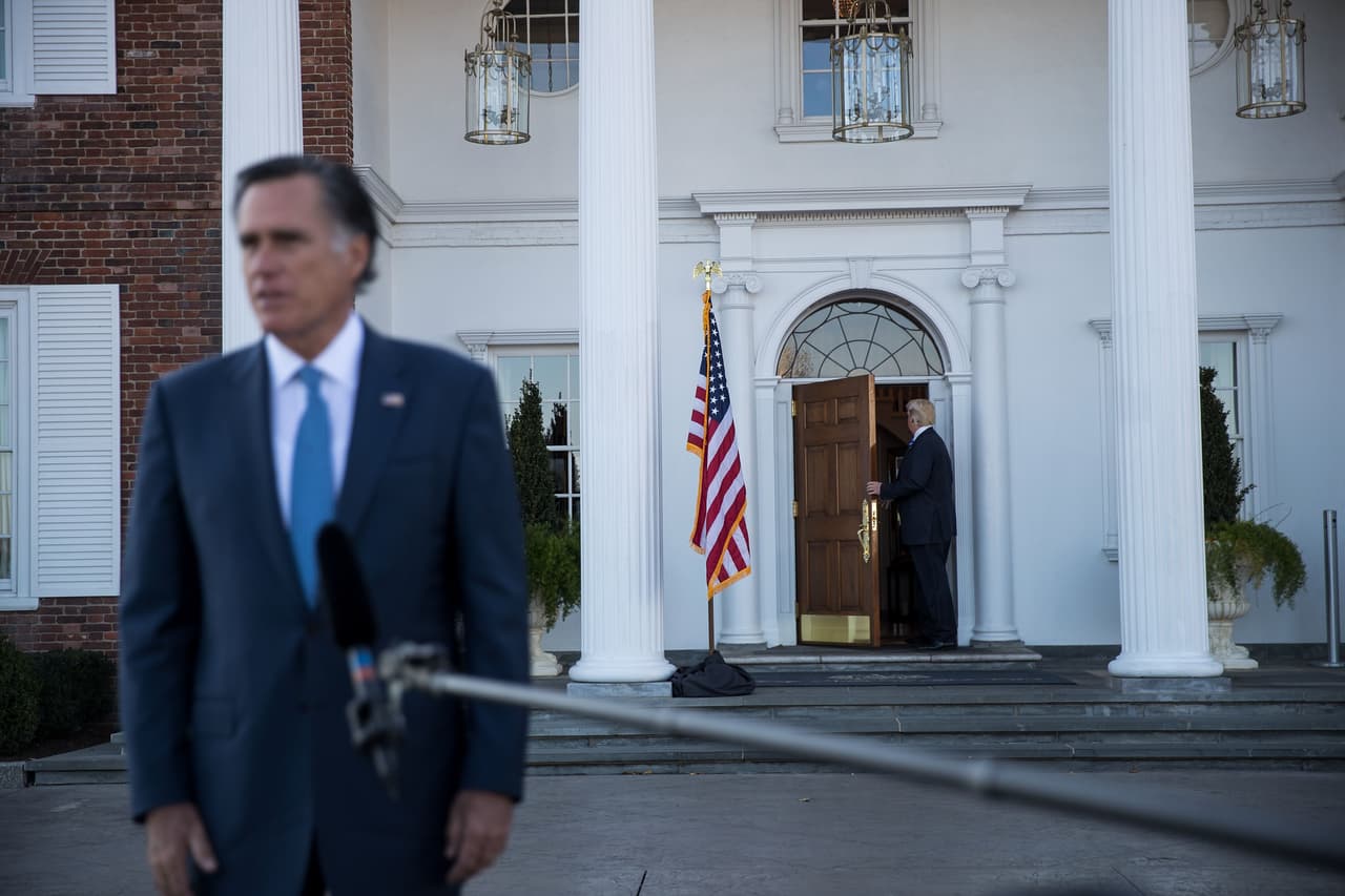 Romney, tras salir de su encuentro con Trump, poco después del triunfo del magnate en las elecciones presidenciales.