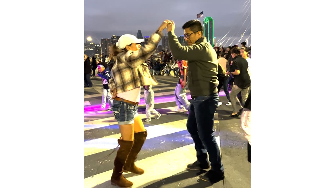En pareja o en familia, cientos de personas van a los bailes masivos que organiza DallasCumbia en el puente Margaret Hunt. Por ahora tratan de convocar a estos bailes cada mes y han traído grupos de otras partes de Estados Unidos y México.
<b>Ahora en Dallas también suena y se baila la cumbia. </b>