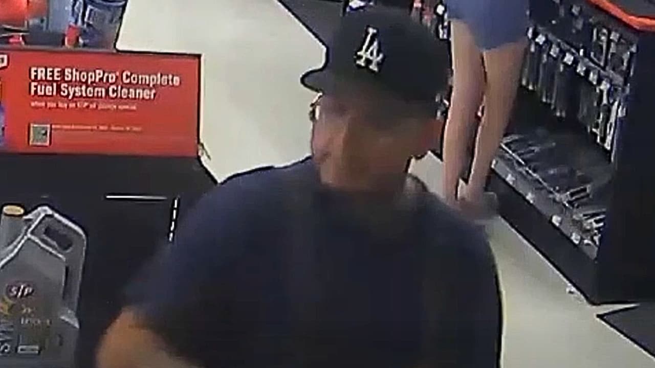 <h3 class="cms-H3-H3">Quién es el sospechoso</h3> Las autoridades describen al sospechoso como 
<b>un hombre hispano, de entre finales de sus 20 y mediados de sus 30 años, con una estatura aproximada de 5 pies 3 pulgadas (1.60 m) y un peso de 145 libras (66 kg)</b>. En el momento del robo vestía un pantalón deportivo gris oscuro, una camisa tipo polo gris y una gorra de béisbol negra.