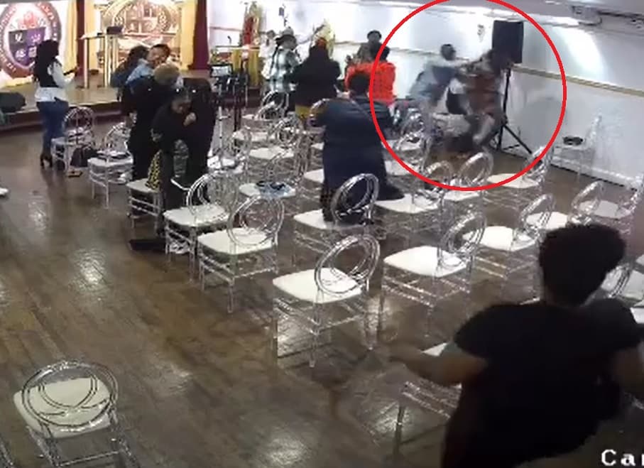 Pastor de Brooklyn discute con mujer durante servicio religioso