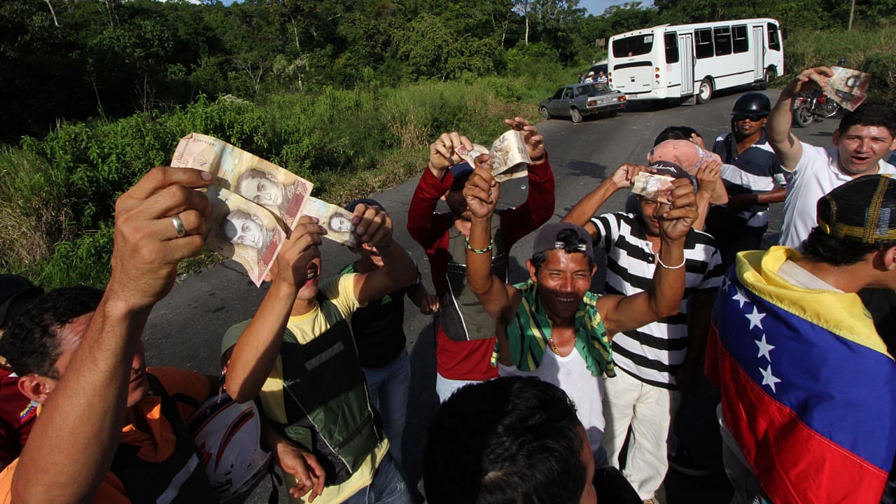 Los saqueos por la falta de dinero en efectivo se cobran al menos tres muertos en Venezuela