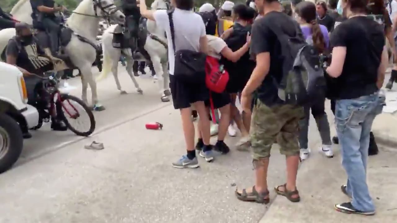 El jefe de la policía de Houston, Arturo Acevedo dijo en una conferencia de prensa que están analizando el video, que no puede asegurar nada hasta que se acabe la investigación.