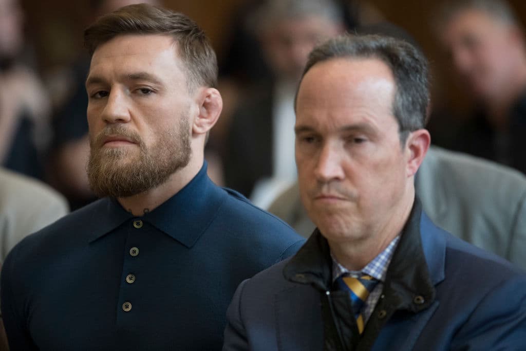 McGregor fue arrestado por la policía de Nueva York el 6 de abril de 2018 por agresión y vandalismo, en un incidente que dejó lesionado al luchador Michael Chiesa.