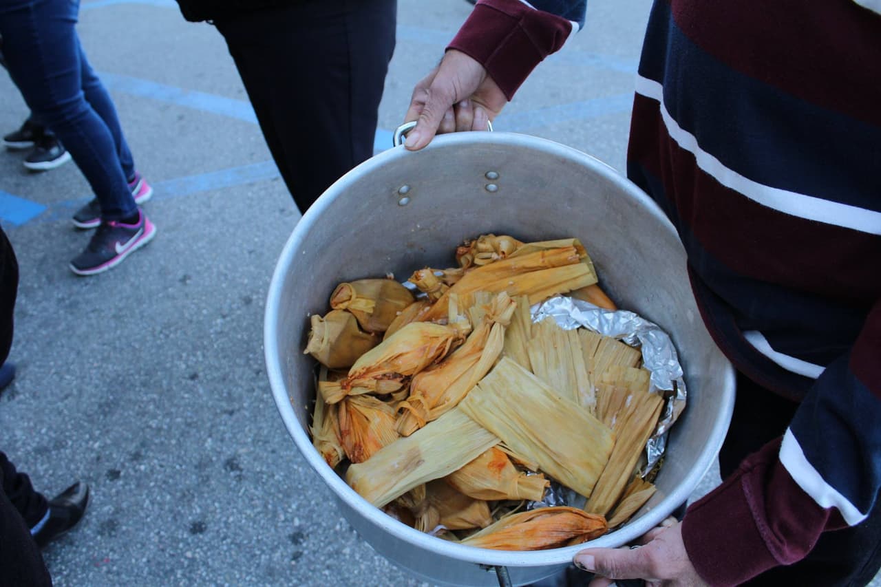 Clientes reclaman a la entrada de La Amapola por la masa para tamales en mal estado.