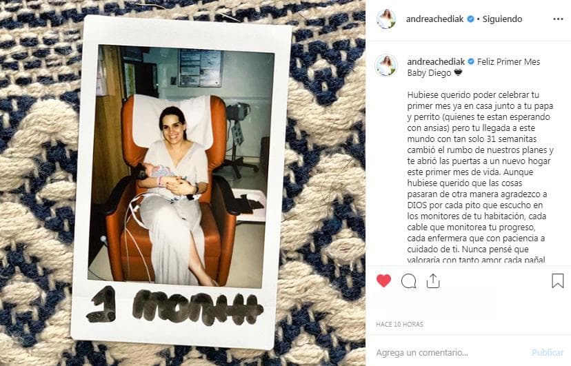 Días antes, la conductora venezolana
<a href="https://www.univision.com/shows/despierta-america/el-conmovedor-mensaje-de-andrea-chediak-celebrando-el-primer-mes-de-baby-diego-desde-el-hospital-fotos" target="_blank">celebró el primer mes con esta fotografía y un conmovedor mensaje</a>: "Tu llegada a este mundo con tan solo 31 semanitas cambió el rumbo de nuestros planes y te abrió las puertas a un nuevo hogar este primer mes de vida". También agradeció a las enfermeras que han estado al cuidado de su bebé y por lo que ha aprendido en este proceso.