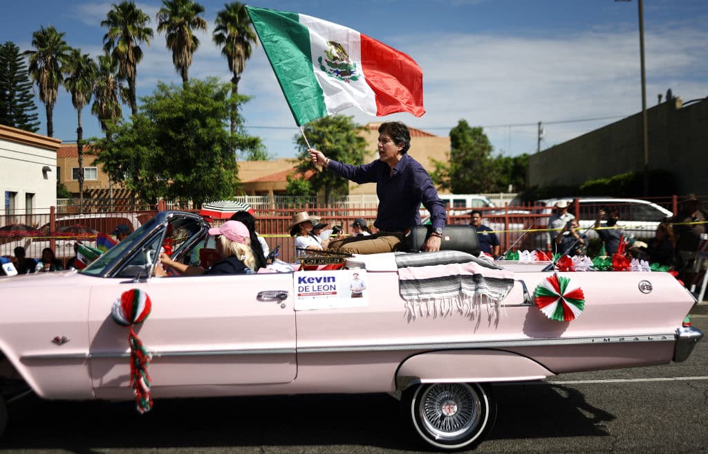 Arriba de este auto clásico, el concejal Kevin de León ondeó la bandera mexicana con pasión durante su participación la actividad.