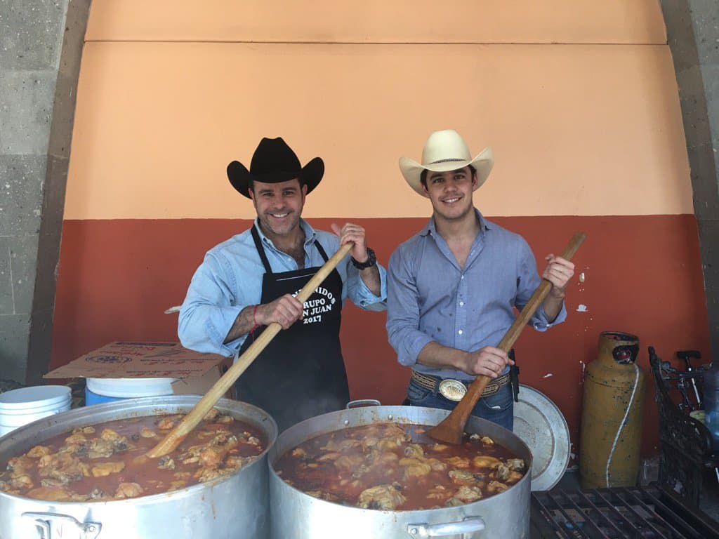 Los mellizos no son los únicos idénticos a sus padres. Recientemente, la gente se sorprendió en redes sociales por el gran parecido entre Eduardo Capetillo y su hijo mayor por una foto en la que parecen gemelos.