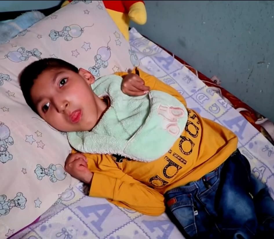 Villarreal dice que algo con lo que mejoraría la vida de esta pobre familia es con una silla de ruedas que Edgardo necesita de manera urgente y que sus abuelos no han podido conseguir, por lo que han decidido recurrir de manera abierta a la buena voluntad de la ciudadanía para poder obtenerla.
<br>