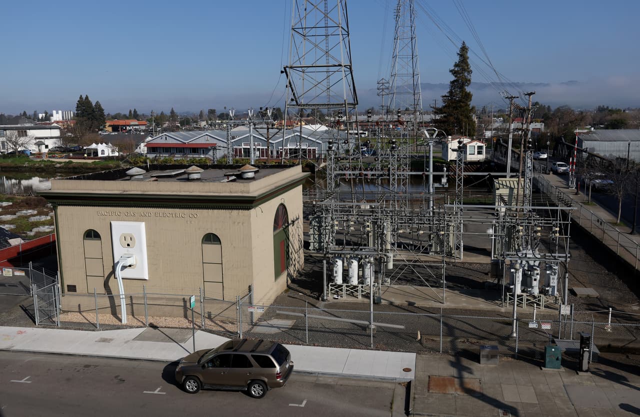 PG&E también insta a los clientes a mantenerse seguros durante el calor extremo. La empresa financia centros de enfriamiento en toda su área de servicio para ayudar a los clientes a escapar del calor y refrescarse. 
<br>