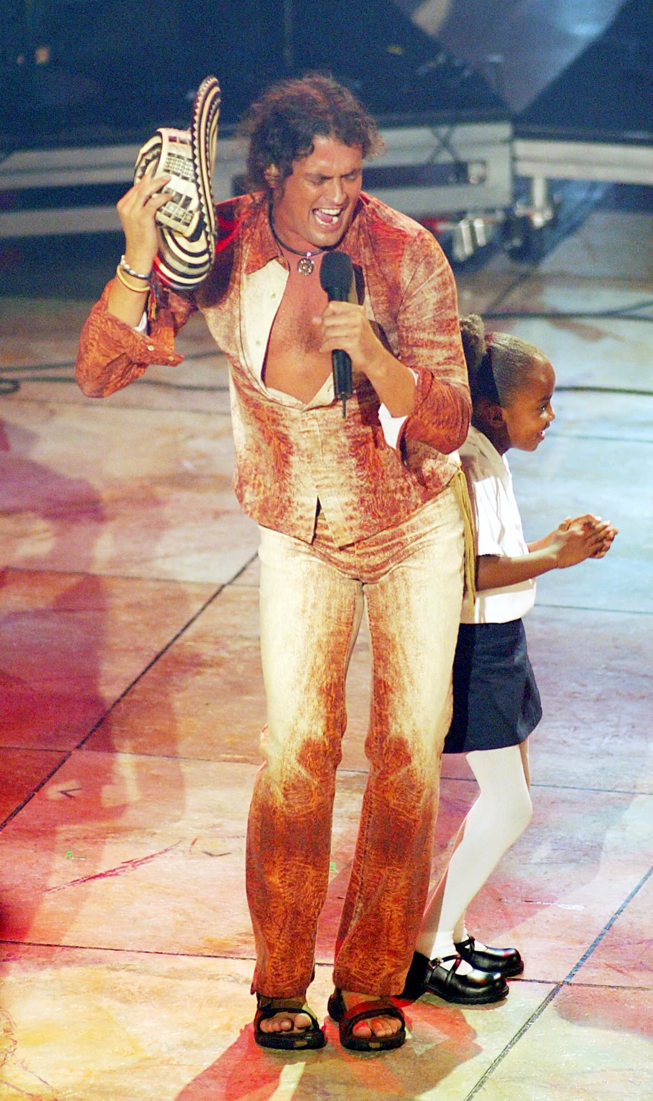 Para el año 2002 llegó con este vestuario muy llamativo con el que se presentó sobre el escenario.