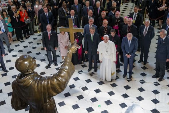 Francisco ante la escultura del ahora San Junípero Serra.