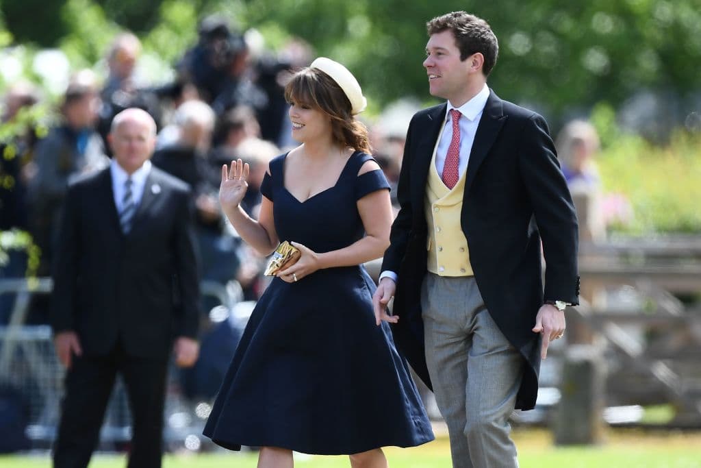 La princesa Eugenia y su novio Jack Brooksbank camino a la boda, ella porta un hermoso vestido azul.