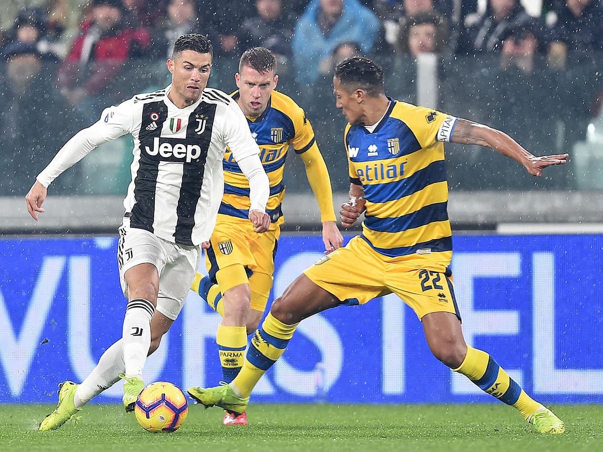 Cristiano Ronaldo (izquierda) y la Juventus tenían un rival aparentemente sencillo en el Parma pero terminó llevándose una sorpresa.