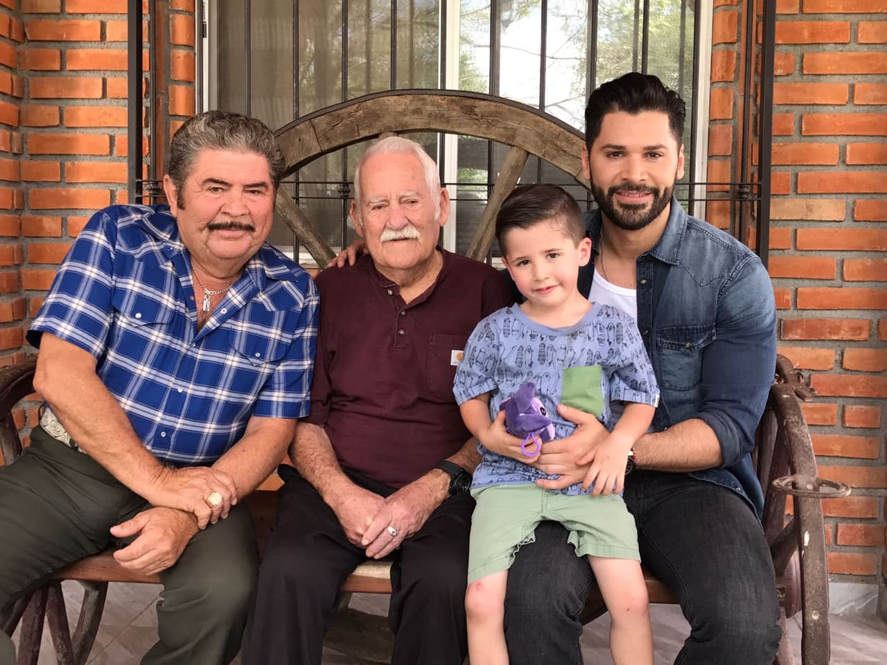 Cuatro generaciones de ‘Robles’ unidas en una canción