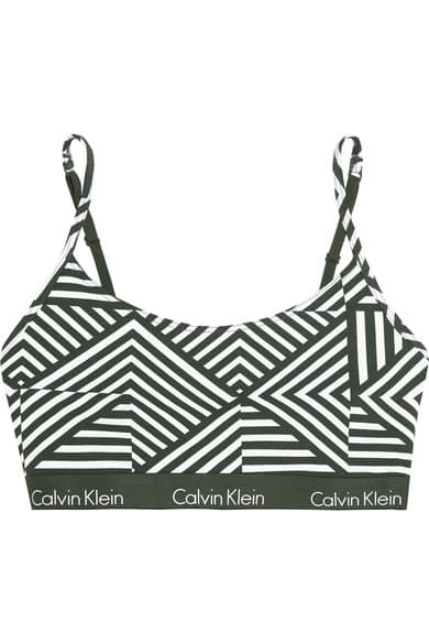 Por el contrario, los de corte más recto y con grueso resorte en la parte inferior son ideales para las mujeres con grandes tallas de brasier. Este modelo se puede encontrar en versiones más formales. (
<a href="http://net-a-porter.com/" target="_blank">net-a-porter.com</a>)