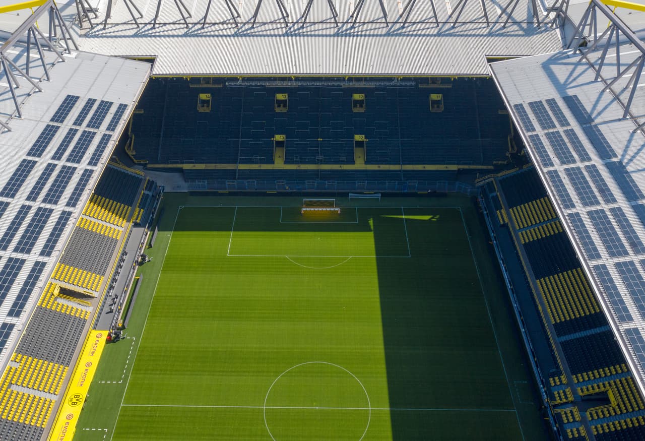 <b>Condiciones óptimas</b>
<br>- En ésta vista aérea se aprecia la cancha del estadio del Borussia Dortmund en perfectas condiciones.
<br>- Habrá protocolos de salud específicos
<br>- "Hubiera sido irresponsable plantear sin test el regreso de la temporada. La alternativa era esperar una vacuna lo que podría durar meses si no años y ningún club hubiera podido asumir esa situación económicamente”, comentó el director del futbol alemán.