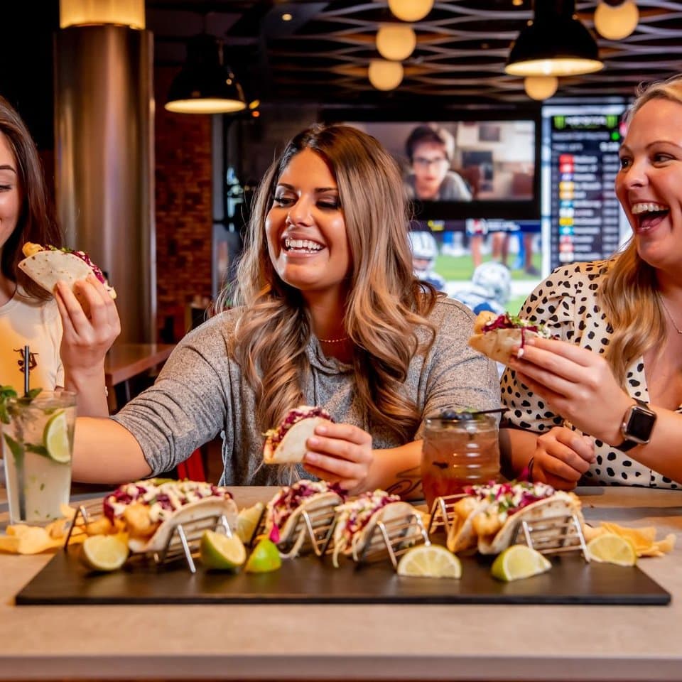 <b>Evento</b>: Cinco de Mayo Celebration at Sports & Social
<br>
<b>Fecha</b>: 5 de mayo.
<br>
<b>Lugar: </b>301 Fenton Gateway Drive, Cary, NC. 27511
<br>
<b>Sitio web</b>:
<a href="https://sportsandsocial.com/cary/">https://sportsandsocial.com/cary/</a>
<br>
<br>Celebración en la que habrá entretenimiento en vivo, juegos, rifas, comida y bebidas especiales.