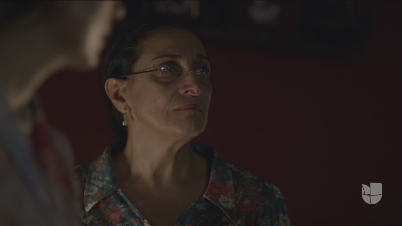 Es la única persona que puede influenciar a
<b><a href="http://www.univision.com/series/el-chapo/marco-de-la-o-es-joaquin-el-chapo-guzman-en-el-chapo">Guzmán Loera</a></b>, a quien justifica y protege sobre todas las cosas.