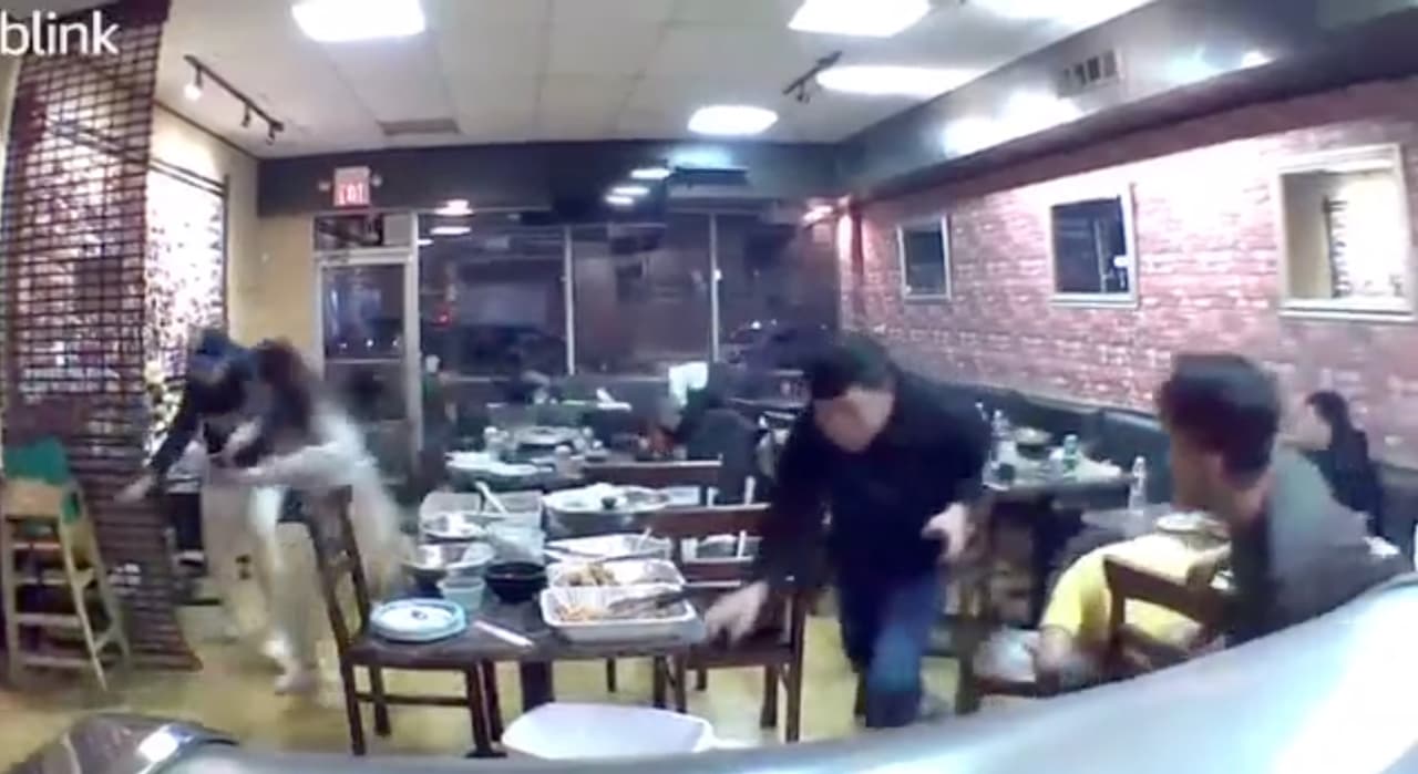Dos jóvenes quedan heridos tras tiroteo fuera de restaurante en Chicago
