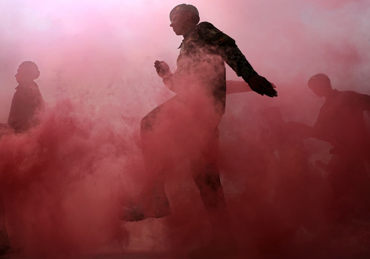 Oficiales del Ejército Nacional Afgano en una ceremonia de graduación en Kabul, marzo de 2011. En varios tuits publicados después del atentado, la Directora de Noticias Globales de AFP, Michele Leridon, reconoció a Marai por su "extraordinaria fuerza, valentía y generosidad" y elogió su "profesionalismo consumado" y "sensibilidad" durante sus años cubriendo el conflicto afgano.