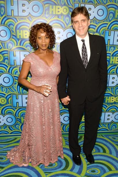 Los trajes que lucieron las damas en los Premios Emy demuestran que el arte de llamar la atención estaba concentrado en llevar y lucir cada pieza, regia, con detalles inesperados, como un toque de color o simplicidad de líneas. Telas suaves o flotantes, colores sosegados o llamativos, diseños sobrios o atrevidos. Míralos todos y ¡copia lo que más te guste!, ahora llega la temporada de fiestas y tú puedes lucir como las estrellas.