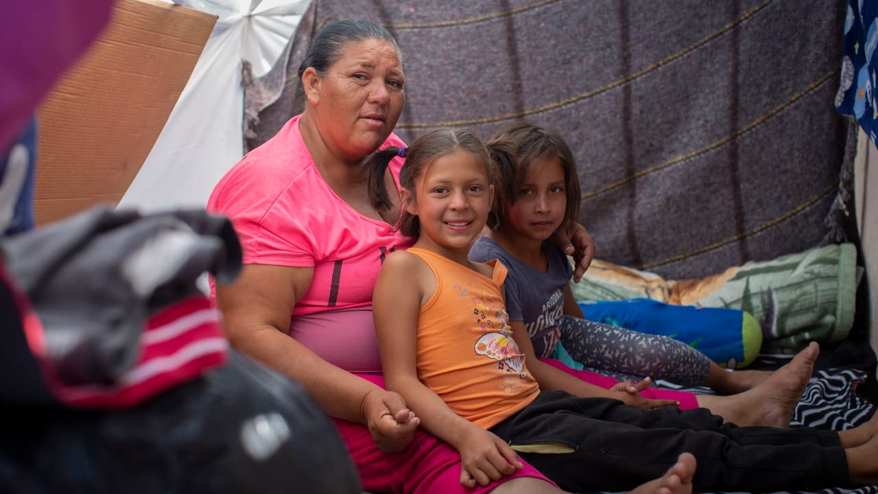 Araceli Aguilar, 35, es también de Honduras. Vino sola con su hija de 8 años. Tenía una cafetería, pero lo dejó por amenazas. “Me llamaban diciendo: ‘ya sé a qué se dedica tu esposo’, ‘si no pagas le haremos algo a tus hijos’. Por eso decidí venir”, dice.