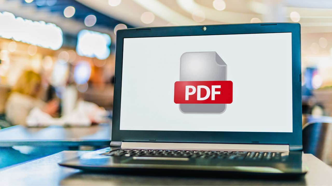 <h3 class="cms-H3-H3">PDF: el formato que no se deforma</h3> Un PDF es 
<b>un tipo de archivo que mantiene el diseño original de un documento sin importar dónde lo abras</b>. Da igual si lo ves en tu teléfono o en una computadora: 
<b>siempre se verá igual.</b> 
<br>Por eso 
<b>se usa para facturas, formularios, boletos de avión o currículums</b>. No se mueve ni una letra. Si alguna vez quisiste editarlo y no pudiste, no es tu culpa: 
<b>los PDF están pensados para conservar, no para modificar. </b>
<br>Pero si necesitas hacerlo, existen herramientas que lo convierten a otro tipo de documento o te permiten rellenar y firmar sin romper o cambiar el formato.