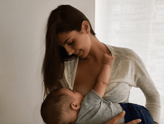 Se trató de una imagen donde Michelle apareció amantando a su hijo Marcelo.