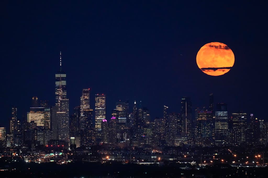 Debido a su proximidad, la luna puede parecer más brillante y un poco más grande, aunque los cambios pueden ser difíciles de detectar.