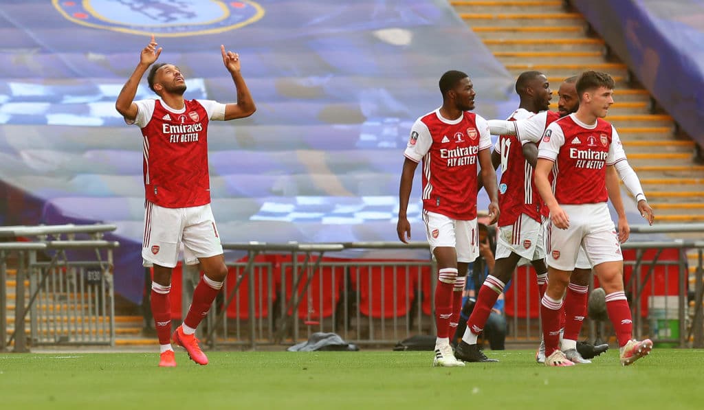 La jugada inició al centro del campo hasta que el atacante recibió el esférico al borde del área chica; definió espectacular sobre el cancerbero.