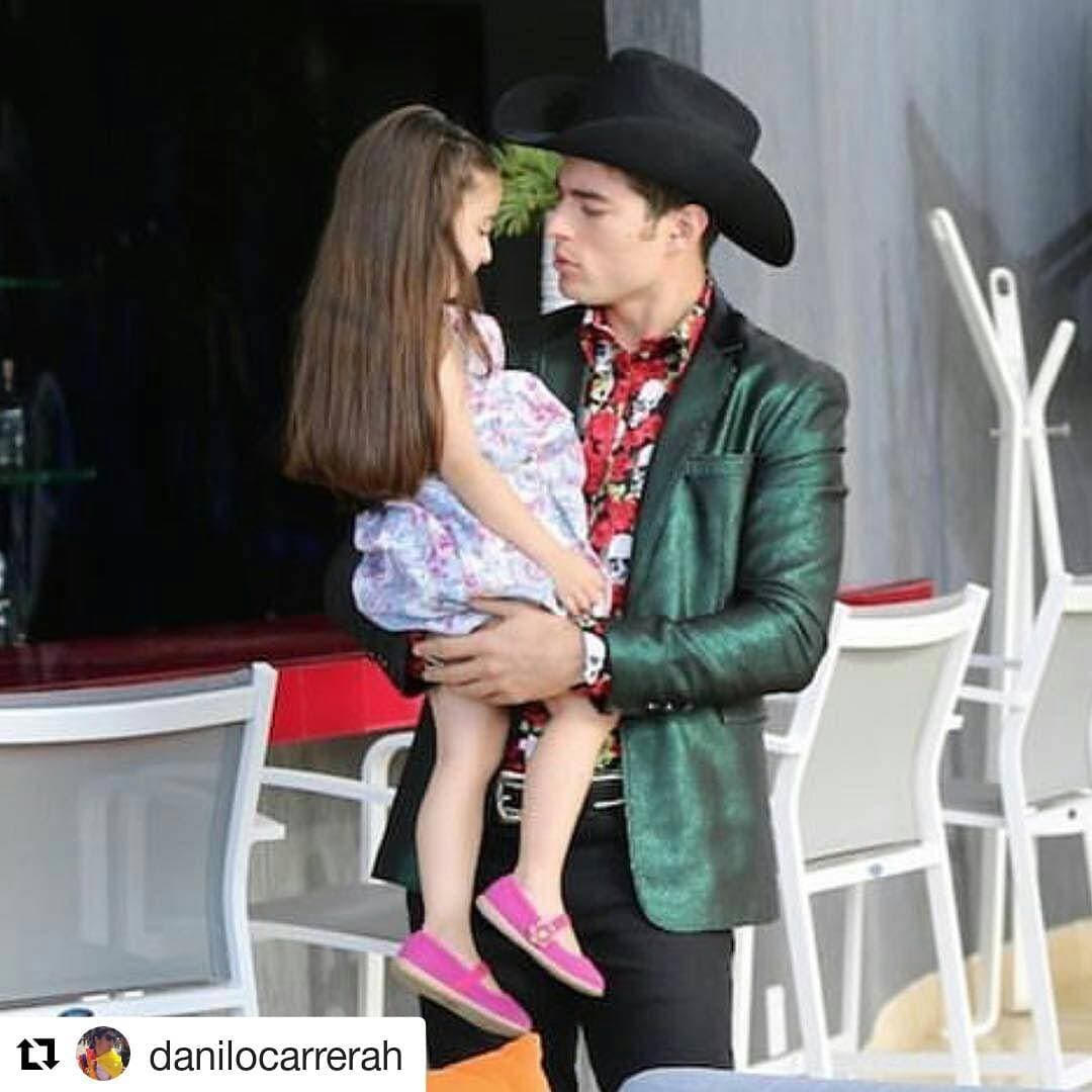 Tanto en la vida real como dentro de esta telenovela, a
<b><a href="http://www.univision.com/temas/danilo-carrera">Danilo</a></b> se le ablandaba el corazón cada vez que tenía a esta pequeña entre sus brazos, sin duda una amistad que seguirá fuera de los foros de grabación.