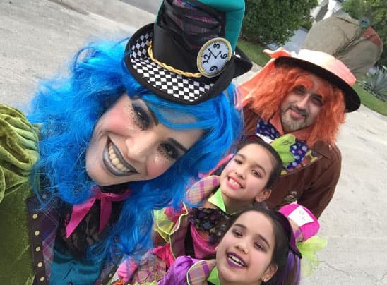 La Familia Mad Hatter lista para Halloween.
