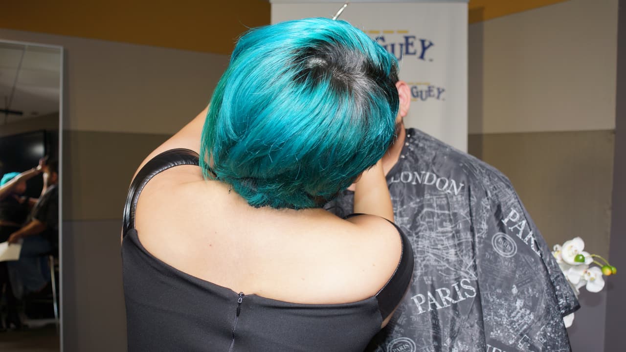 El Tambochi pago la apuesta contra El Compa Ivan cambiando de 'look' por un día.