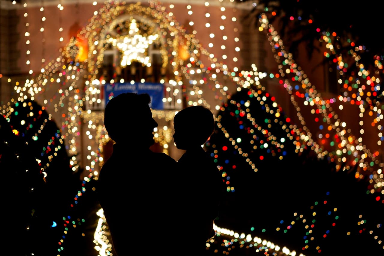 <b>Pasadena</b>:
<br>Celebra la tradición de “La Ceremonia del Encendido del Camino de Árboles Navideños”, en el cual tiene lugar el encendido más antiguo en LA, dando luces y colores al árbol gigante de esta ciudad.
<br>
<b>Cuándo:</b> Durante estas fiestas de temporada.
<br>
<b>Dónde:</b> 3299-3201 Thompson Ave, Alameda, CA 94501.
<br>
<b>Precio:</b> Gratis