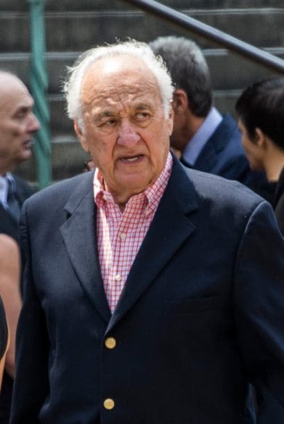 Familiares y amigos de James Gandolfini se dieron cita el día de hoy en la Catedral de San Juan el Divino, en Manhattan, para darle el último adiós al actor quien perdió la vida en Roma, Italia, mientras disfrutaba de unas vacaciones al lado de su hijo Michael. A la ceremonia asistieron poco más de 500 personas y sus amigoas más cercanos dedicaron palabras emotivas al actor de la serie “The Sopranos”. Aquí los videos más chismosos.