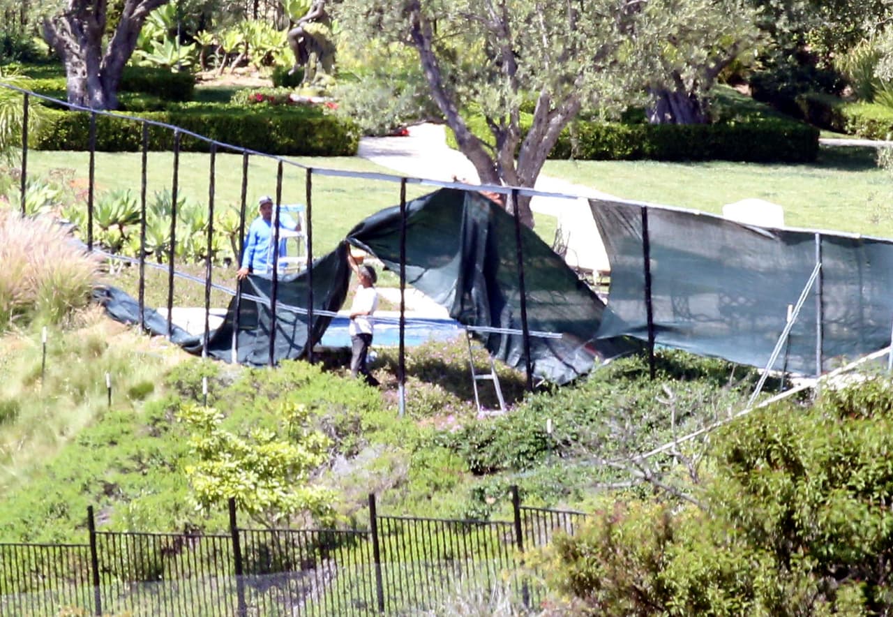 Por esta medida, algunas personas pudieron tener acceso visual hacia 
<b><a href="https://www.univision.com/famosos/el-que-seria-el-exclusivo-escondite-de-meghan-markle-y-harry-es-una-mansion-de-18-millones-de-dolares-en-beverly-hills-fotos" target="_blank">la mansión de 18 millones de dólares</a></b> en la que habita el hijo menor de Lady Diana junto con su familia. 
<br>